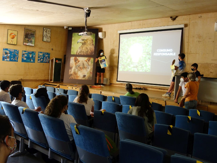 Los alumnos del IES Leonardo da Vinci, de Majadahonda (Madrid), exponen los recursos divulgativos que han creado en el Auditorio de GREFA.