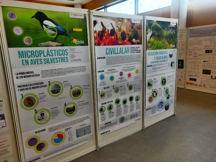 Paneles expuestos por GREFA en Conama y dedicados a microplásticos en aves, al centro Civillalar y a la educaión ambiental.