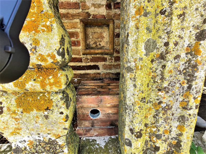 Una de las cajas nido para cernícalo primilla, perfectamente camuflada tras ser colocada en la torre de la iglesia. Foto: Antonio García Siles.