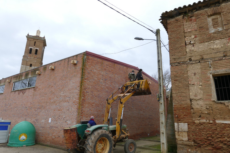 Trabajadores de GREFA se disponen a colocar nidales de cernícalo primilla en un nuevo emplazamiento junto al Palacio de los Reinoso, en Autillo de Campos (Palencia).