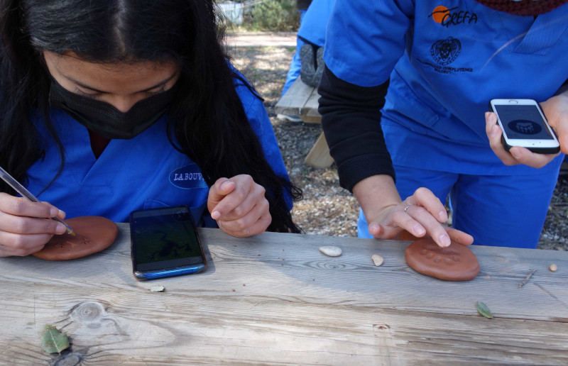 Dos cursillistas durante un taller de huellas de fauna impartido por el Departamento de Educación Ambiental de GREFA.