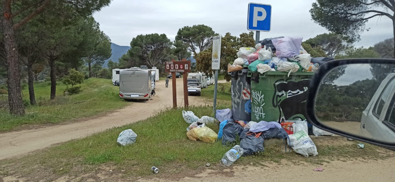 Acumulación de basuras y afluencia de vehículos en una zona protegida de la Sierra Oeste de Madrid.