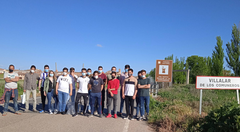 Alumnos de la Escuela Universitaria de Ingeniería Agrícola (INEA) de Valladolid durante su visita a Villalar de los Comuneros.