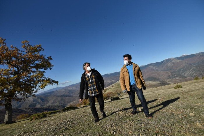 El consejero de Medio Ambiente de La Rioja (a la derecha) y el presidente de GREFA vuelven de observar uno de los puntos de alimentación para buitres negros y quebrantahuesos en el sector riojano de la Sierra de la Demanda.