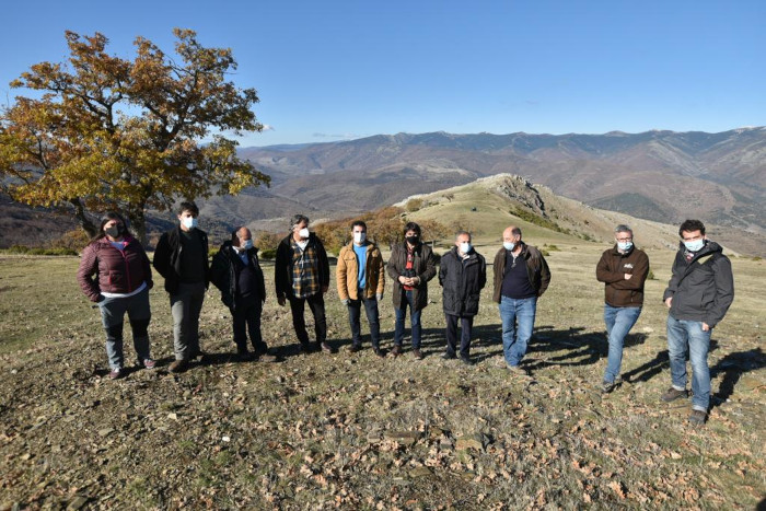 Foto de grupo con el consejero de Medio Ambiente y demás representantes y técnicos del Gobierno de la Rioja, junto con miembros de GREFA, durante la visita a Villavelayo.