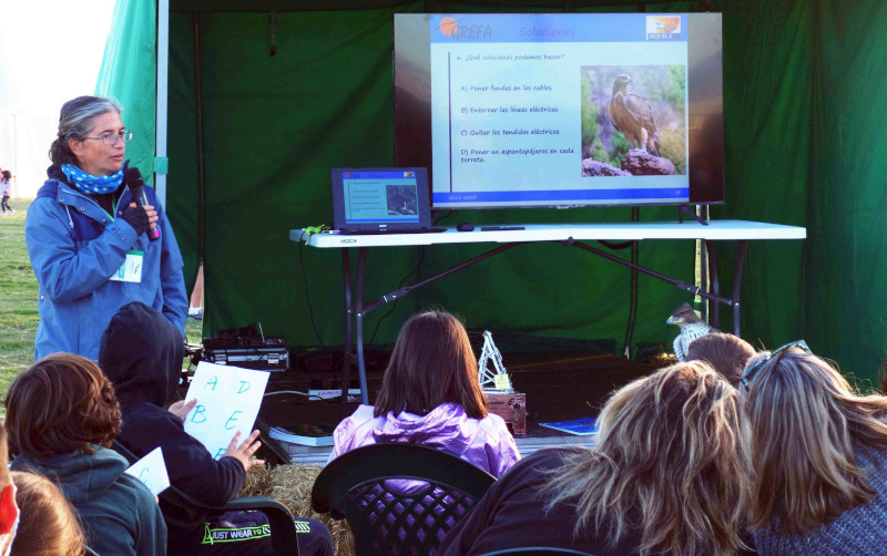 Una educadora de GREFA explica el proyecto ÁQUILA a-LIFE durante una charla divulgativa celebrada en la feria de ornitología Ornitocyl.