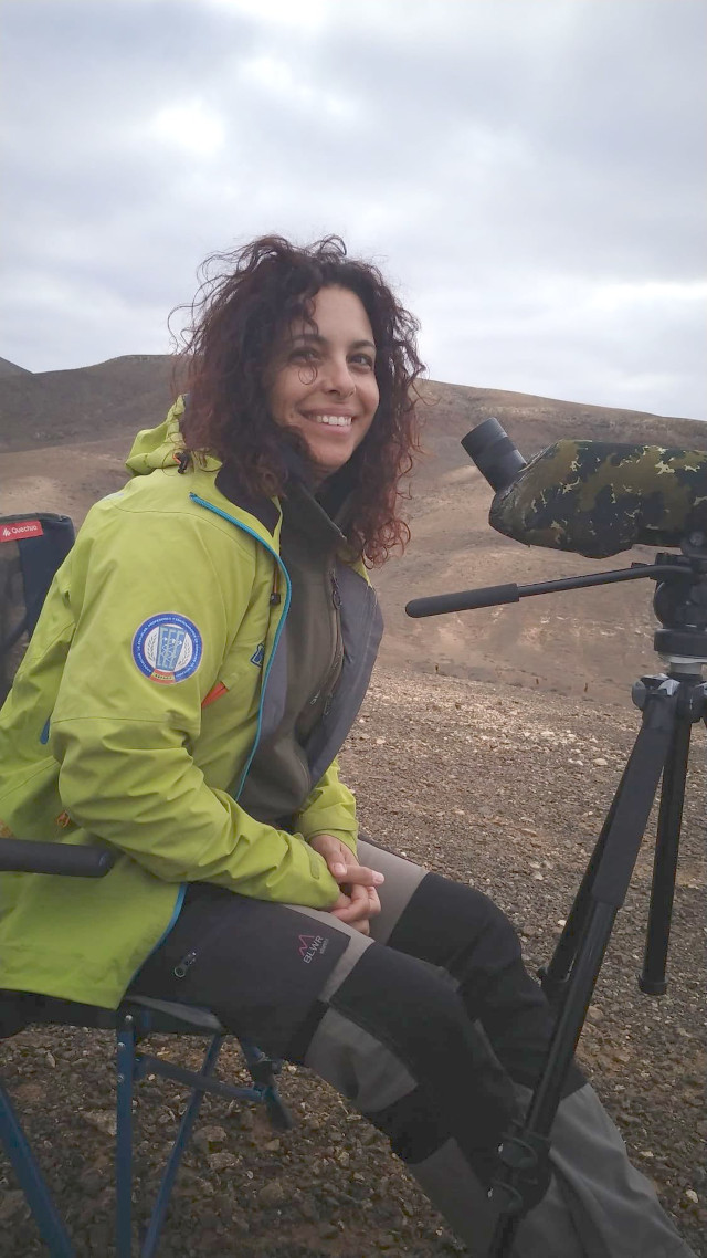 Andreia Dias durante una jornada de trabajo de campo en Fuerteventura. Foto: Víctor García.