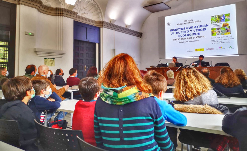 Momento de la presentación del libro por su autor, acompañado de Felipe Fuentelsaz, de WWF España. Foto: María Ángeles López.