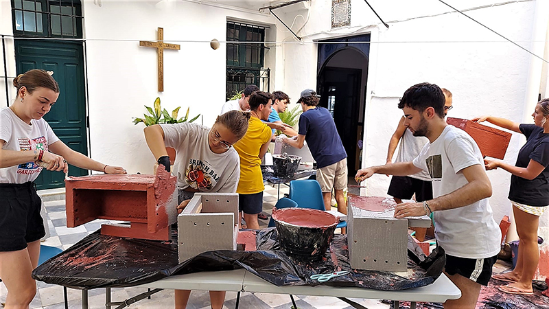 Alumnos de Bellas Artes de la Universidad de Sevilla, durante el taller de construcción de cajas nido organizado por GREFA Andalucía en Carmona (Sevilla). Foto: Olga Santamaría / GREFA Andalucía.