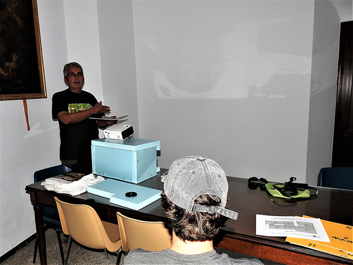 Nuestro compañero Luis explica a los alumnos la importancia del taller de cajas nido. Foto: José María Ayala / GREFA Andalucía.