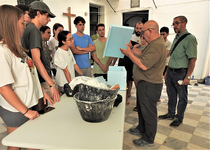 Nuestro compañero José María explica el ensamblaje de las piezas de una caja nido. Foto: Luis Jiménez / GREFA Andalucía.