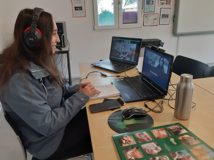 Una educadora ambiental coordina una visita virtual a GREFA con un colegio participante en la actividad.