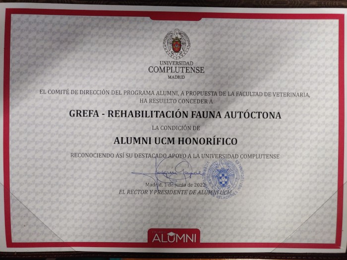 La distinción como ‘Alumni Hornorífico’ reconoce la colaboración permanente de GREFA con la UCM.