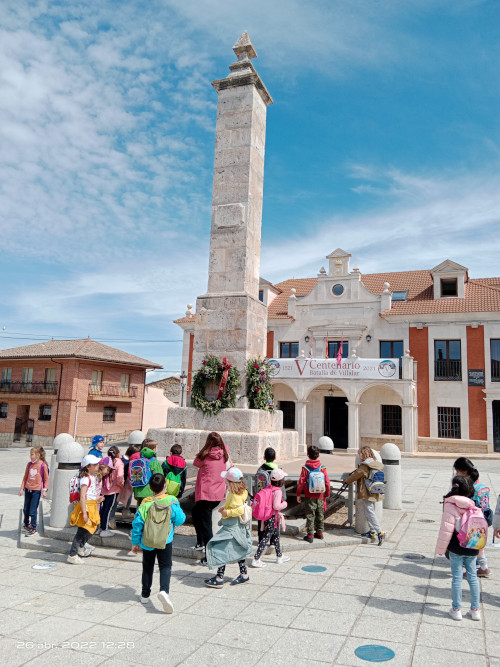 Escolares en la plaza de Villalar de los Comuneros durante una visita al Centro de Interpretación de GREFA.