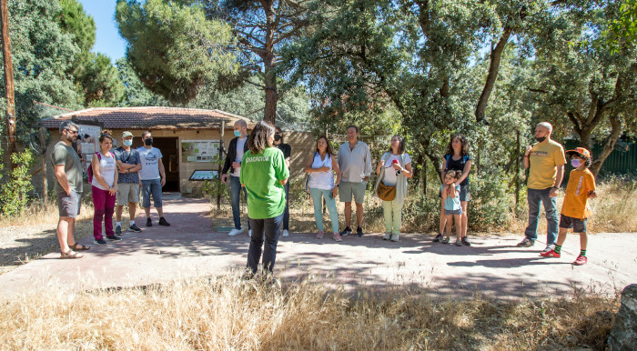 Un grupo de visitantes en el recinto exterior de nuestras instalaciones de educación ambiental.