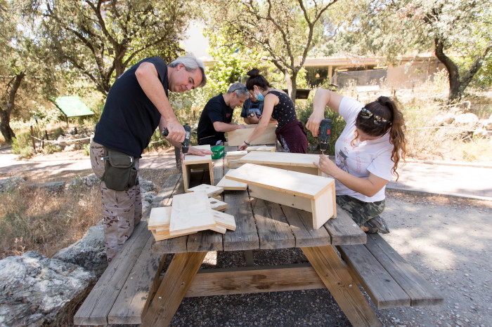 Un momento del taller de construcción de cajas nidos durante la Jornada de Puertas Abiertas.
