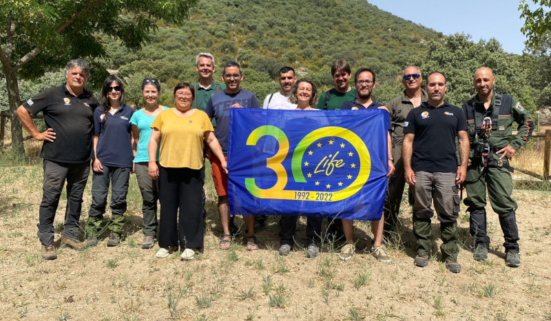 Foto de grupo de la delegación europea, junto con personal y colaboradores de GREFA, durante una de las salidas al campo.