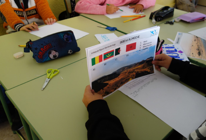 Alumnos y alumnas creando el “Diario de Viaje” del alimoche “Bibei”.
