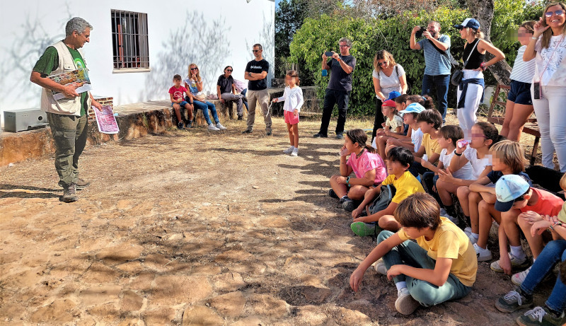 Un miembro de GREFA-Andalucía explica a un grupo de escolares nuestro trabajo con el cernícalo primilla durante el Día de las Aves Migradoras en el CREA "Los Villares" (Córdoba).