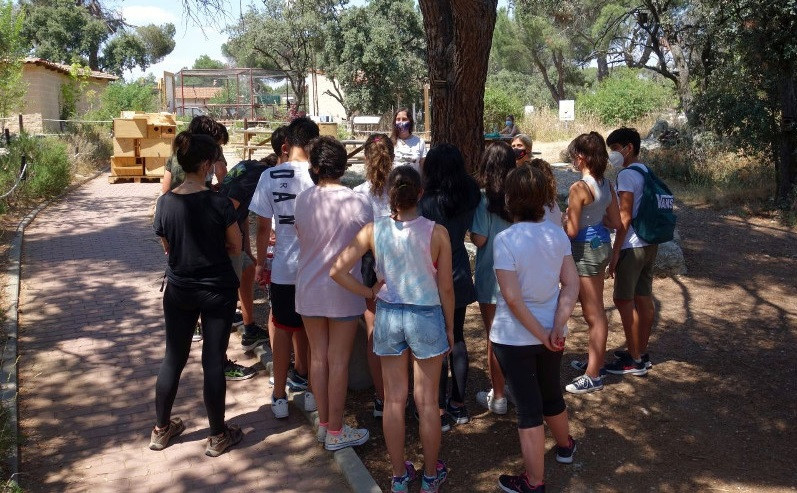 Un grupo de escolares durante su visita al recinto exterior de las instalaciones de GREFA.
