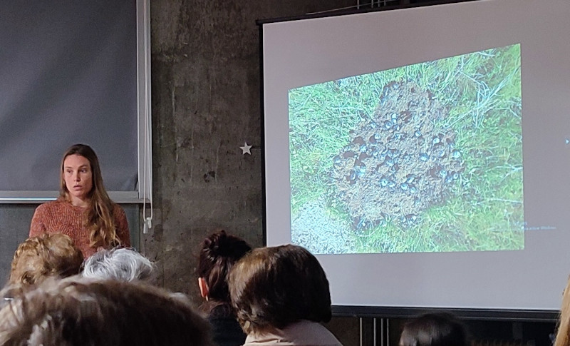 Elisa Villén durante su exposición acerca de la problemática de la ivermectina en el medio natural.