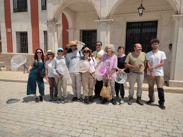 Algunos de los periodistas y organizadores de la visita de APIA al proyecto de GREFA en Villalar de los Comuneros.