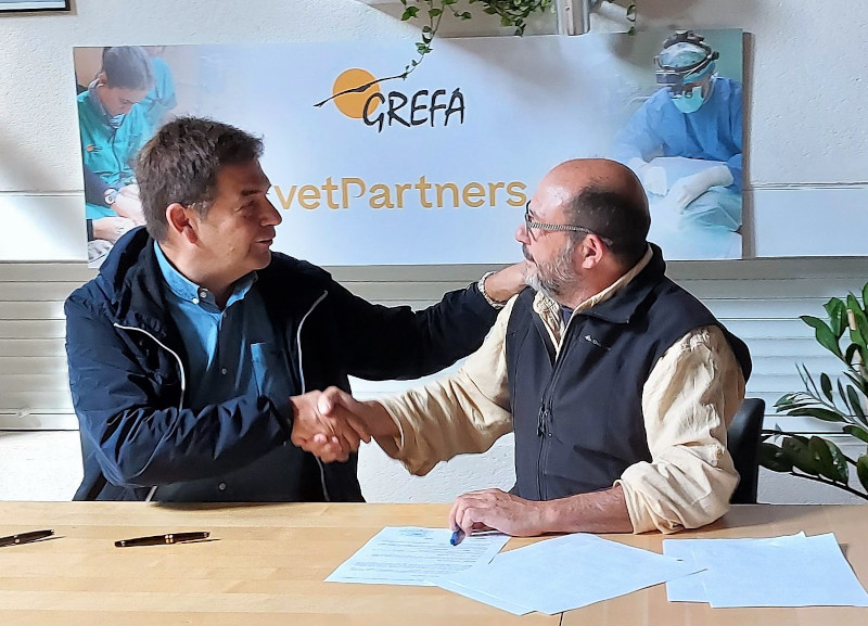 Momento de la firma del acuerdo de colaboración. A la izquierda, Augusto Macías, country manager de VetPartners España y, a la derecha, José Fernando Garcés, secretario general de GREFA.