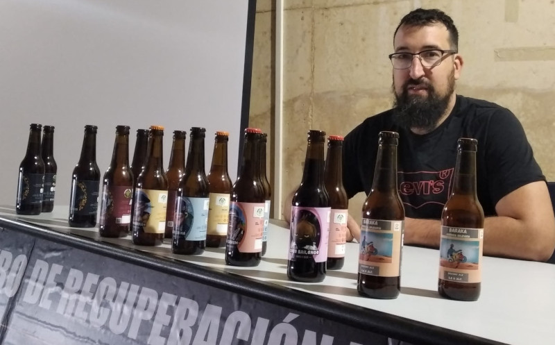 Carlos Sanz, responsable de Vamos a Beer durante la presentación en GREFA, junto a algunas de las variedades que comercializa la empresa en la actualidad.