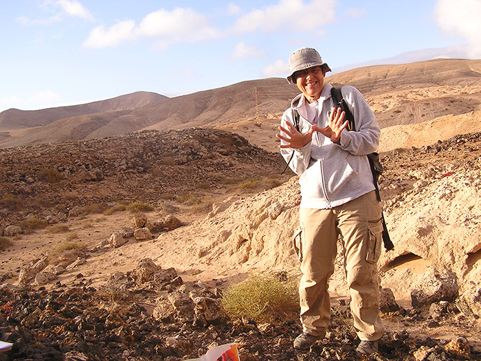 Claudia Schuster, bióloga de GREFA, desde el Parque Natural de Corralejo, en Fuerteventura, durante un muestreo de musaraña canaria.