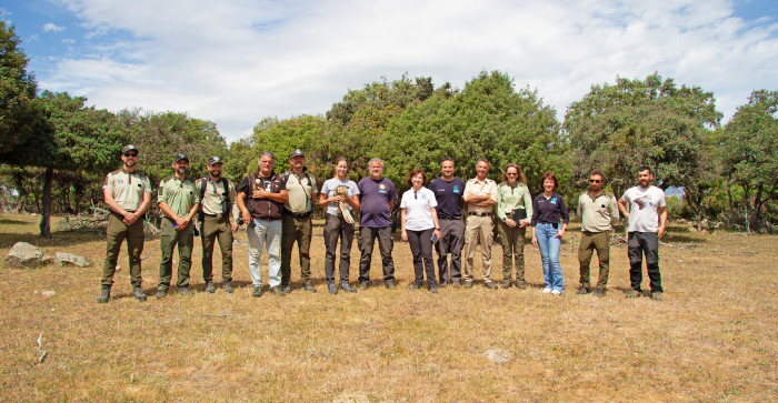 Participantes en la liberación del milano real (personal de GREFA y Suerte Ampanera, agentes forestales y representantes de la Comunidad de Madrid y del Parque Regional de la Cuenca Alta del Manzanares).