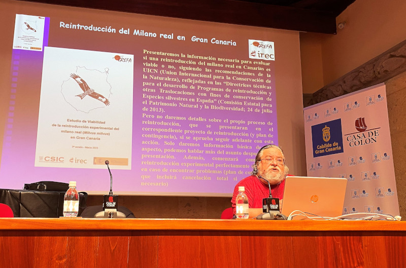 Javier Viñuela realiza la presentación del estudio en el que ha participado GREFA.