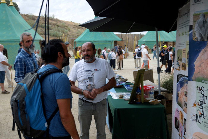Fernando Garcés, secretario general de GREFA muestra a un visitante los paneles informativos instalados por nuestra ONG. Foto: Puy du Fou España