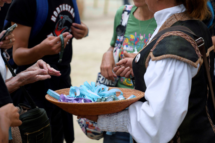 Con la compra de las pulseras y chapas, los visitantes apoyaron la labor de GREFA. (Foto: Puy du Fou España).