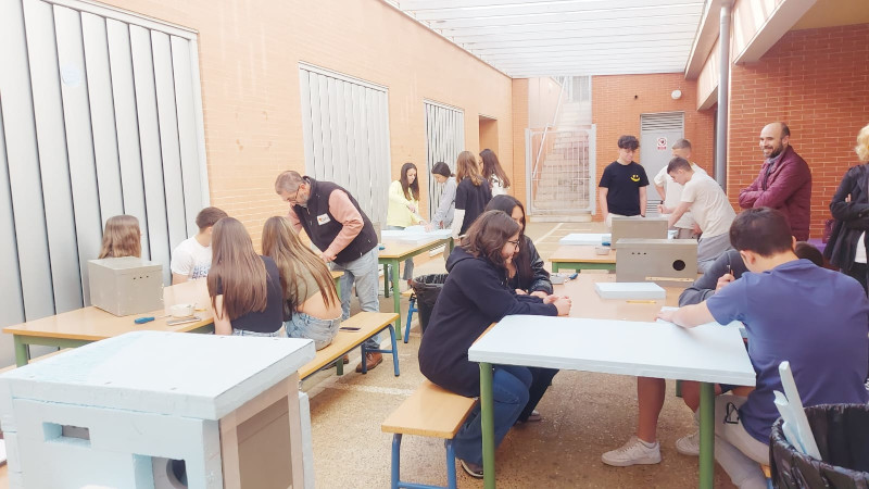 Los alumnos del Erasmus+ trabajan en el taller de cajas nido para cernícalo primilla. Foto: Olga Santamaría.
