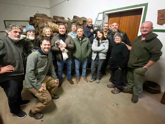 Foto de grupo del equipo de GREFA que se trasladó a Cerdeña, junto con los colaboradores italianos en esta actuación. En la fotografía aparece una de las águilas de Bonelli (el ejemplar adulto) que han llegado a la isla italiana.