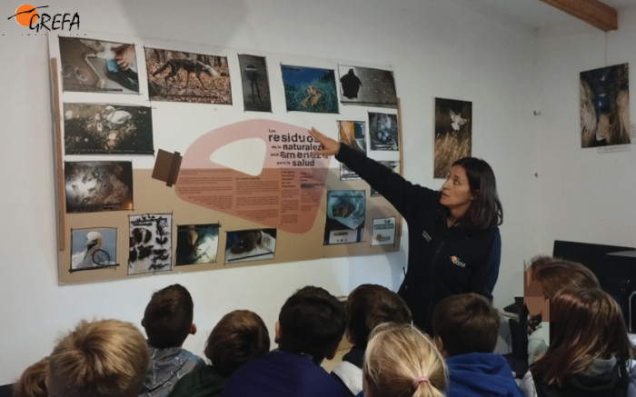 Una educadora de GREFA con un grupo de niños de 3º de Primaria que visitó nuestro centro.