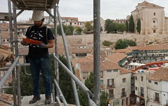 Carlos Cuéllar, de GREFA, durante una visita a una obra de rehabilitación de un edificio histórico en Chinchón (Madrid).