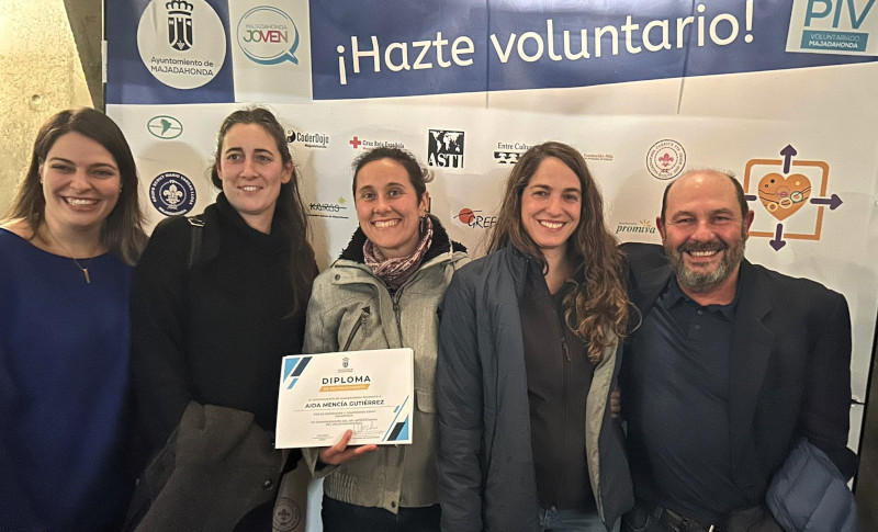 Aida Mencía, en el centro, tras recibir el diploma en reconocimiento a su apoyo a GREFA.