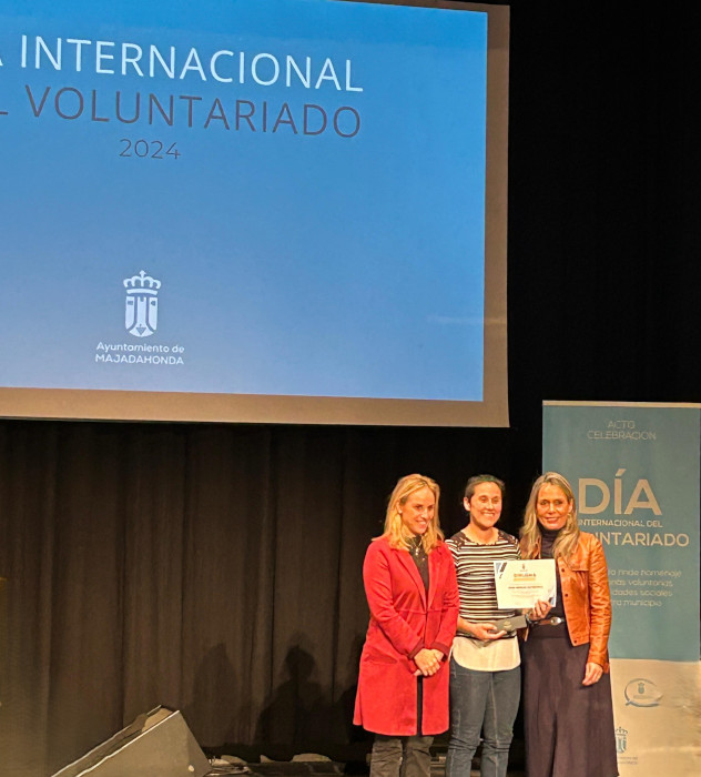 Momento de la entrega del diploma a Aida Mencía.