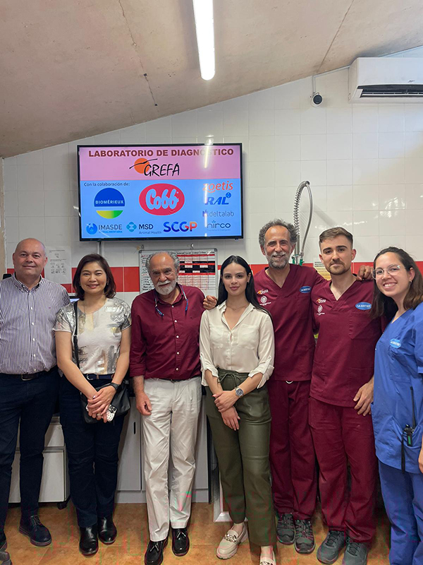 Los representantes del Grupo Deltalab member of SCGP visitan el laboratorio del hospital de fauna de GREFA en compañía de parte de nuestro equipo veterinario.