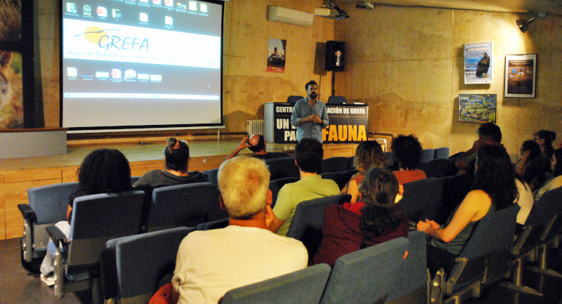 El director de cine César Ríos se dirige a los asistentes a la presentación en GREFA del cortometraje "Amenazados".