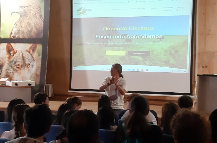 Mónica del los Ríos, educadora de GREFA, muestra los recursos disponibles en la página web de Docendo Discimus.