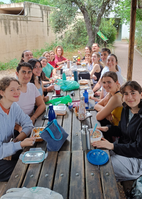 Voluntarios y voluntarias del Hospital de Fauna Salvaje disfrutando del almuerzo y aire libre en GREFA.