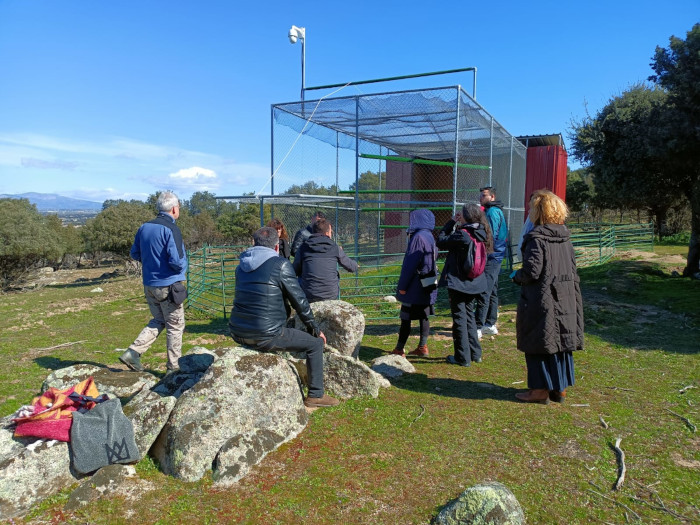 El grupo de visitantes griego conoce sobre el terreno el jaulón de aclimatación construido por GREFA para el reforzamiento del águila de Bonelli en la Comunidad de Madrid.