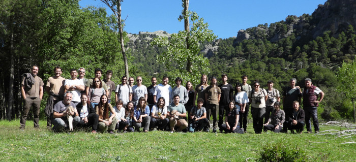 Foto de los participantes en el operativo de marcaje con GPS de los milanos reales, junto con los alumnos y profesores del curso sobre proyectos con especies amenazadas.
