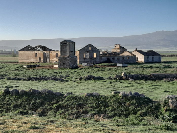 Estado de semirruina de uno de los caseríos en el Valle Amblés que alberga cernícalo primilla.