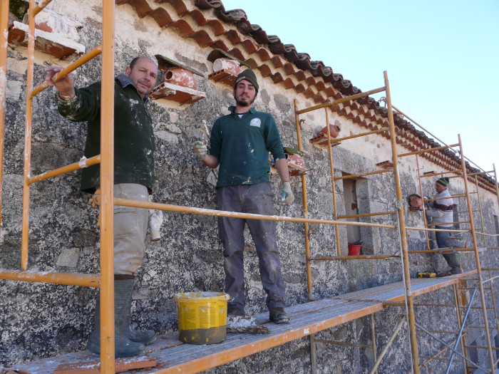 Trabajos realizados en un viejo caserío de Campo Azálvaro (El Espinar, Segovia) para instalar nidos tipo vasija para cernícalo primilla.