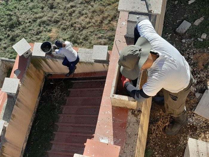 Trabajos de limpieza y mantenimiento de nidales realizados en el silo de Hernansancho (Ávila) en enero de 2024.