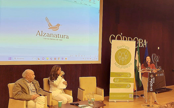 Otro momento de la presentación, con Fernando Hiraldo a la izquierda de la fotografía, acompañado por las impulsoras del proyecto Alzanatura. Foto: Luís Jiménez / GREFA.