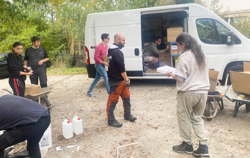 Trabajadores y voluntarios de GREFA preparan un cargamento con destino a Catarroja (Valencia).